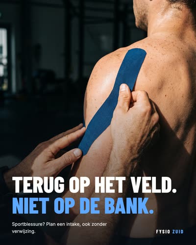 Een fysiotherapeut plakt blauwe tape op de schouder van een sporter, met de tekst: Terug op het veld. Niet op de bank. Sportblessure? Plan een intake, ook zonder verwijzing. Fysio Zuid.