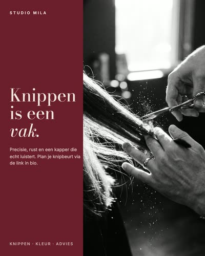 Een zwart-witfoto van een kapper die met een schaar haar knipt, naast een bordeauxrood vlak met de tekst: Knippen is een vak. Precisie, rust en een kapper die echt luistert. Plan je knipbeurt via de link in bio. Studio Mila.