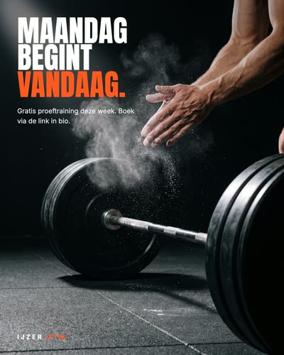 Handen met magnesium boven een halterstang in een donkere sportschool, met de tekst: Maandag begint vandaag. Gratis proeftraining deze week. Boek via de link in bio. IJzer Gym.